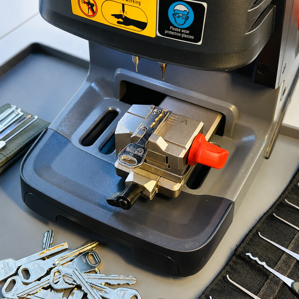 Automotive car key cutting machine